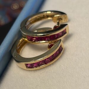5 g, 18k solid gold & ruby hoops earrings, stamped.